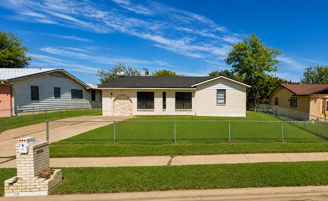 Building Photo - 806 Haynes Dr