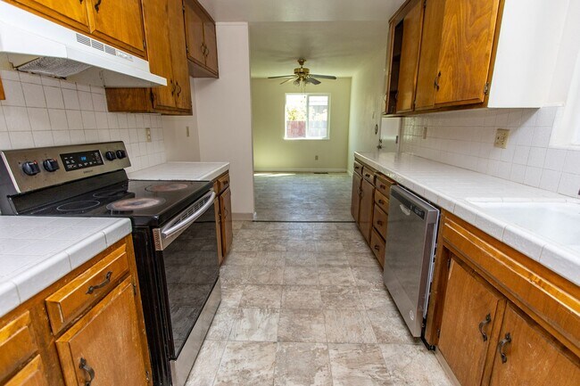 Building Photo - Beautiful 3 Bedroom 2 Bath