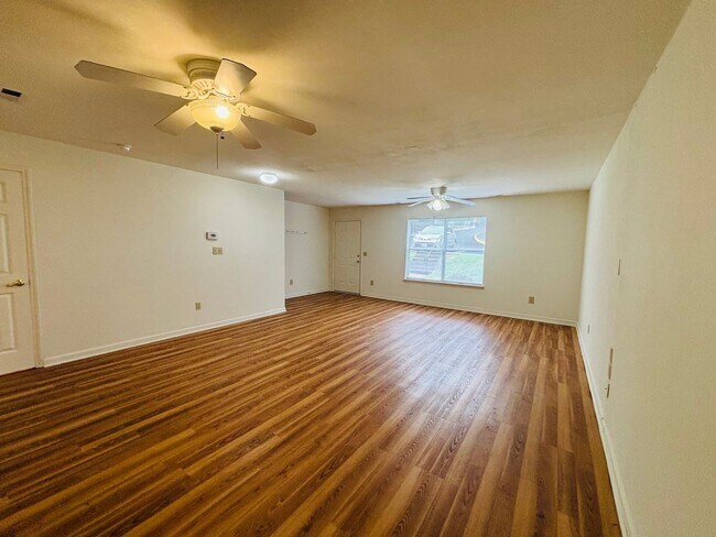 Building Photo - 4 Bedroom 2.5 Bath Townhouse