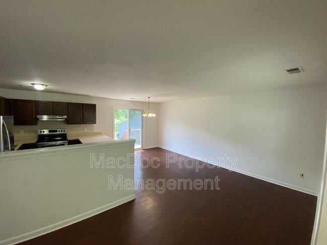 Building Photo - 905 Kilarney Dr