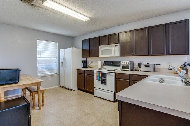 Building Photo - 2832 Monticello Ln