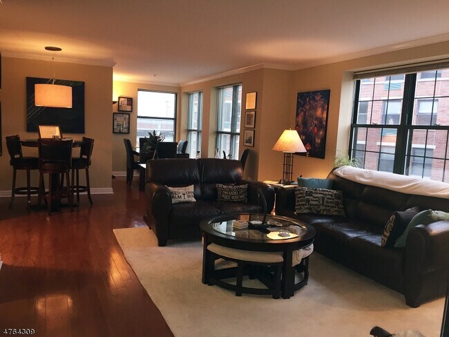 SALA DE ESTAR - 7 Prospect St