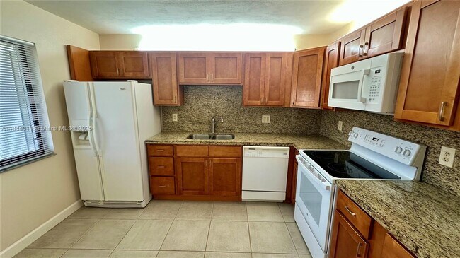 Foto del edificio - 16210 Laurel Dr