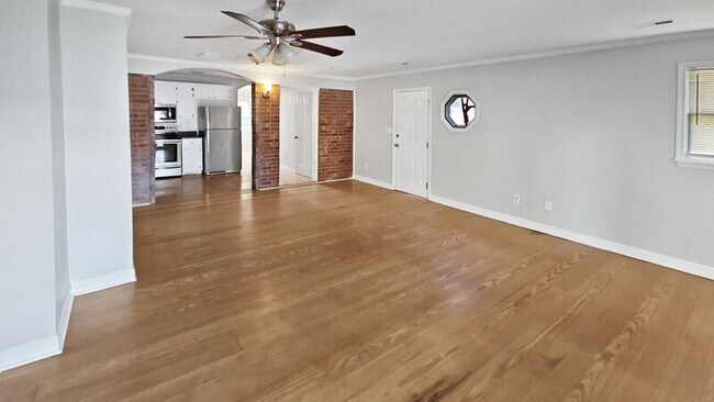 Foto del edificio - 5802 Hillcrest Cir