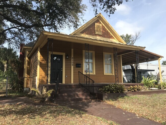 Photo - Vintage North Hyde Park Bungalow House