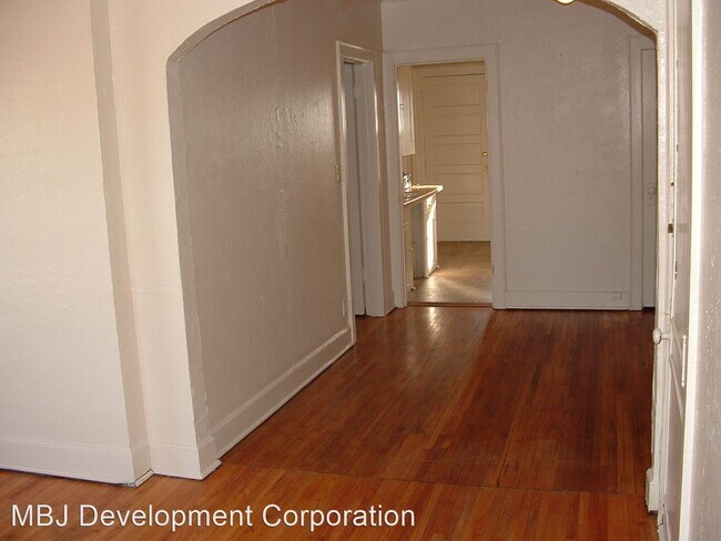 Foto del edificio - 2 br, 1 bath Apartment - 2400 Myrtle Ave 2...
