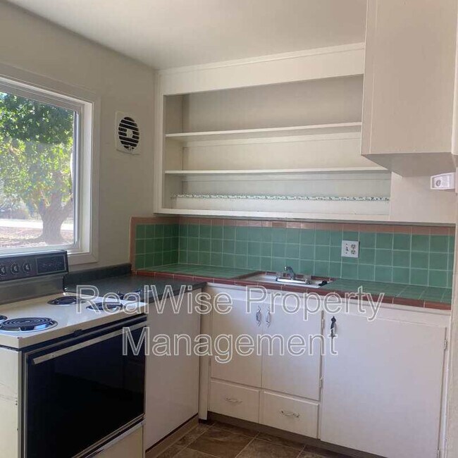 Foto del edificio - 3028 NE Douglas Ave