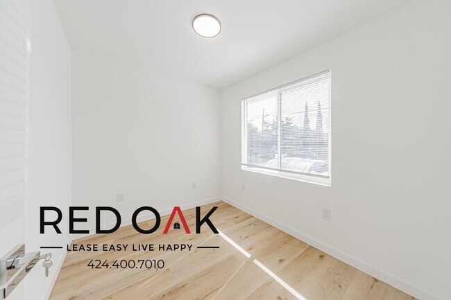 Foto del edificio - 211 1/2 W 47th St