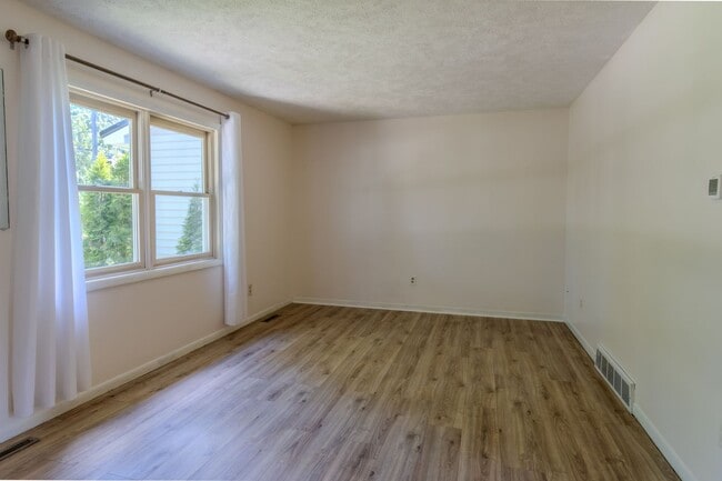 Foto del edificio - 2 Bed / 1 Bath Bungalow on Rose Street
