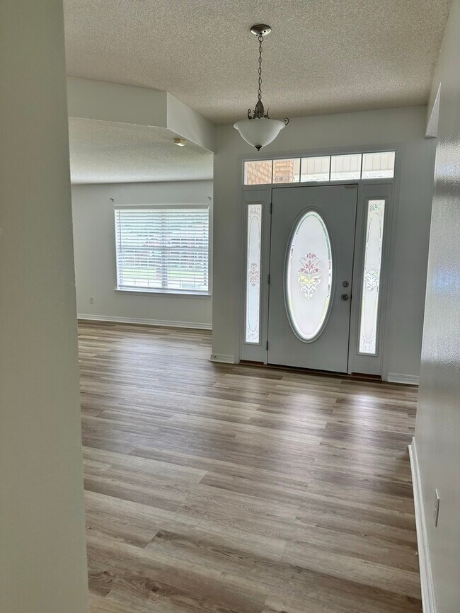 Building Photo - Large 4 bed / 3 bath home minutes from Nav...