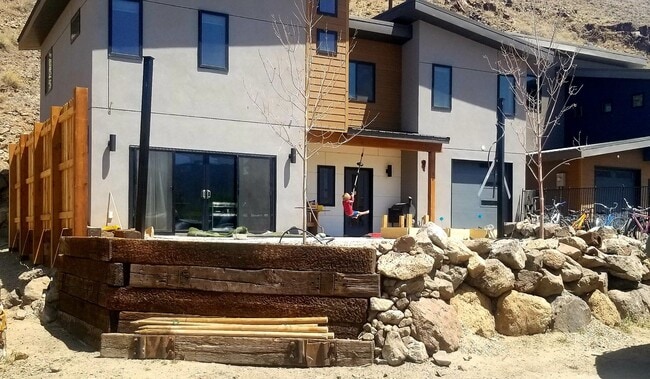 Building Photo - 14 Hillside Dr