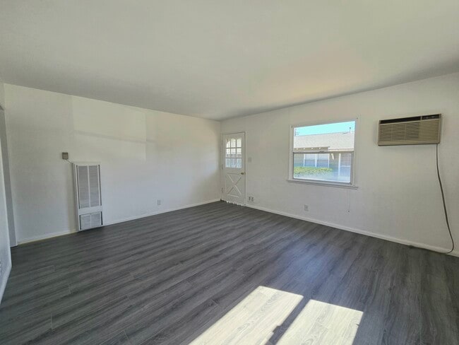 Living room - 2412 N Brighton St