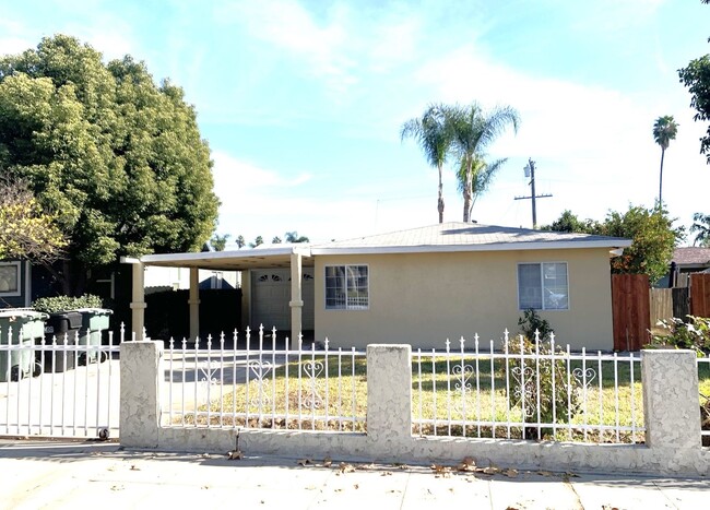 Building Photo - Cozy 2 Bedroom, 1 Bath Single Family Resid...