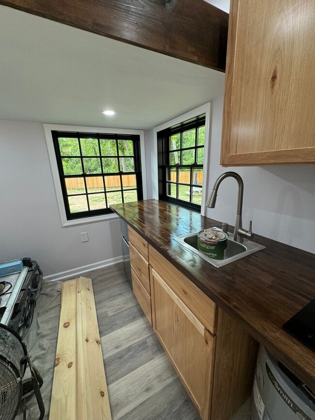 Foto del edificio - 1608 Laurel Grove Rd