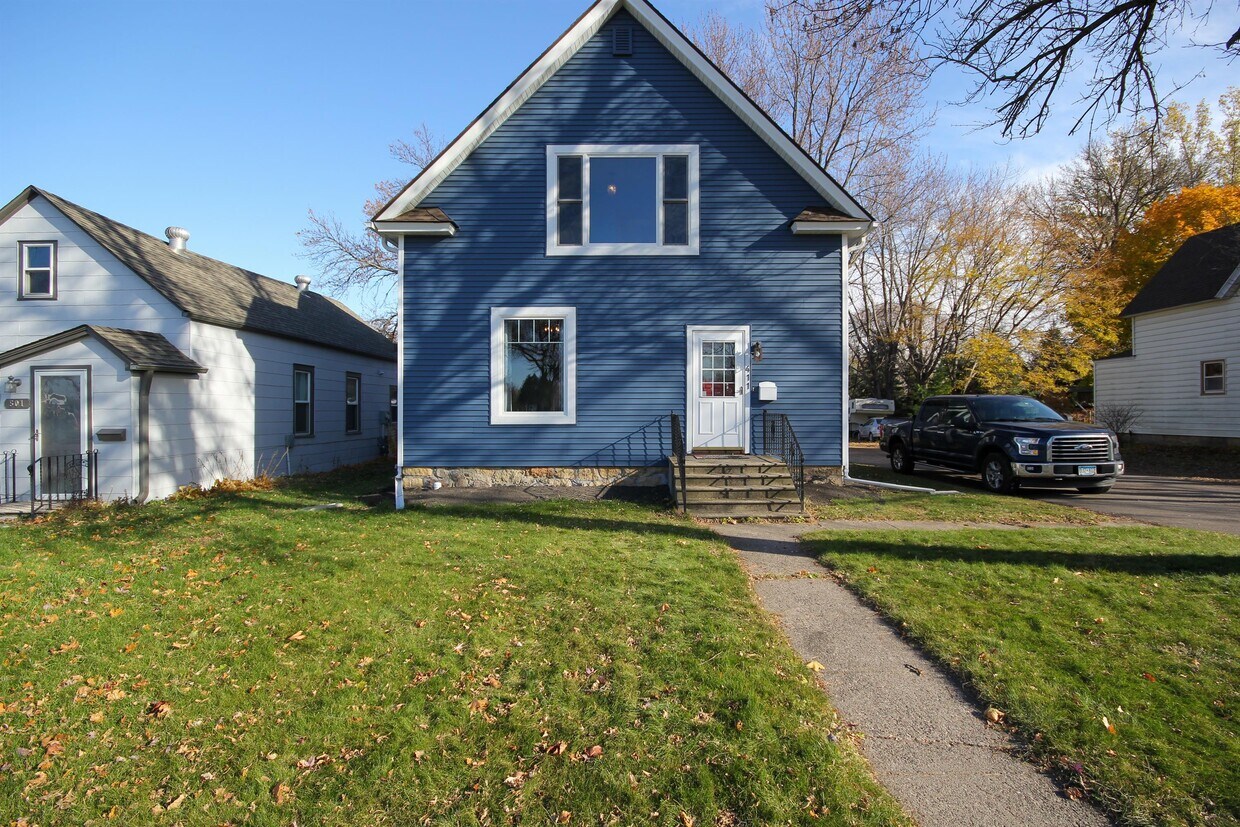 Primary Photo - 411 Columbus Ave N
