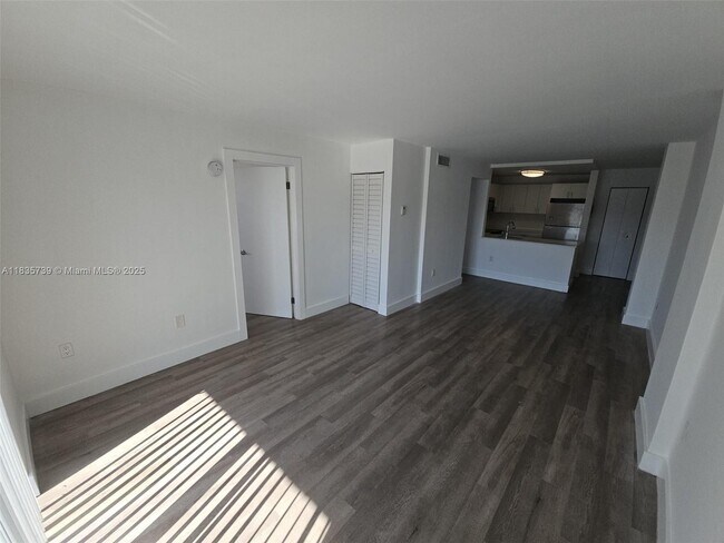 Foto del edificio - 8101 Crespi Blvd