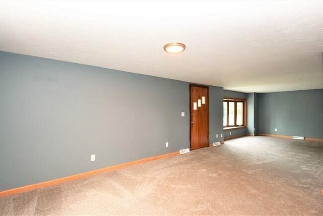 Building Photo - 63 Standish St