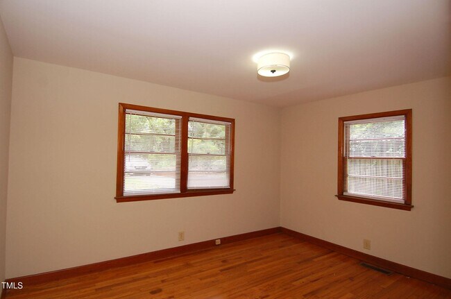 Building Photo - 3206-3210