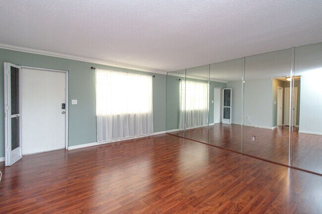 Building Photo - ** ADORABLE 2ND FLOOR 2/2 CONDO CANAL VIEW...