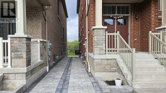 Building Photo - 99 Bremner St