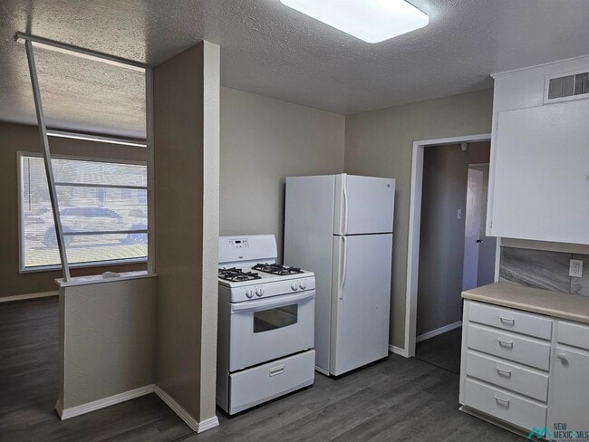 Building Photo - 105 E Plaza Dr