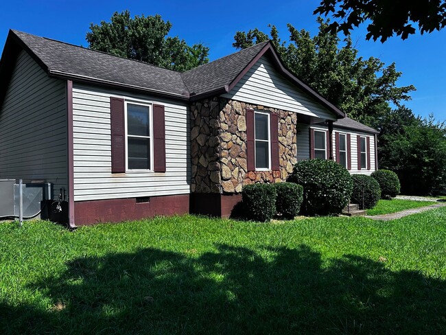 Foto del edificio - Large three bedroom, one and a half bath t...