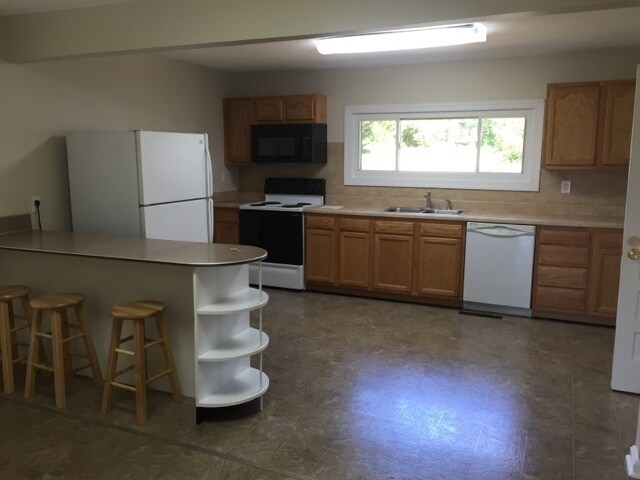 Building Photo - 3 BR with large remodeled kitchen convenie...