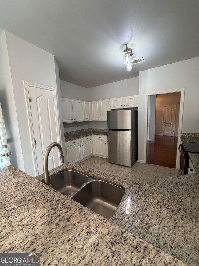 Building Photo - 5105 Yellow Pine Dr