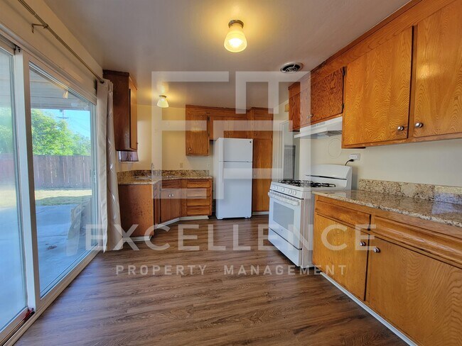 Foto del edificio - 1845 Fallbrook Ave