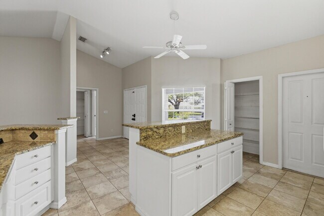 Foto del edificio - Spacious 3BR/2BA pet friendly home with a fenced backyard and oversized patio