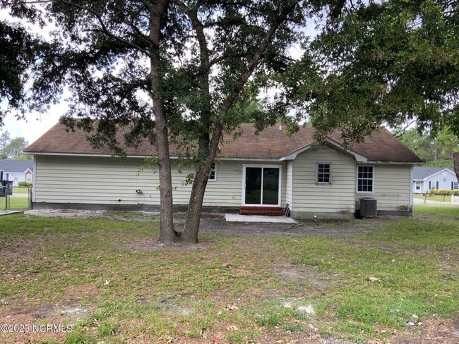 Building Photo - 203 S Ginger Dr