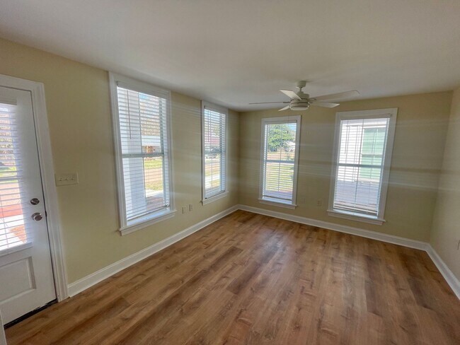 Building Photo - 2 Bed 2.5 Bath House close to Downtown Sta...