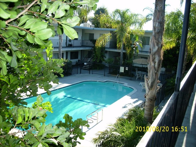 Building Photo - 820 S Rosemead Blvd