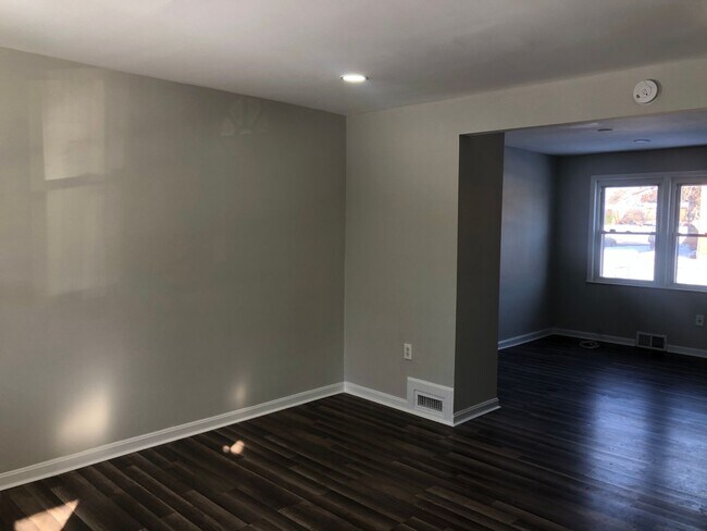 Building Photo - 3bedroom 2 full bathroom