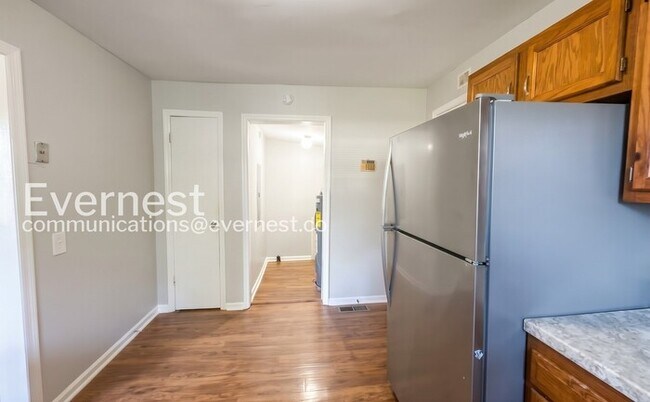 Building Photo - 3 Bed/2 Bath Home with Fenced Yard / Vouchers Accepted / Available Now!