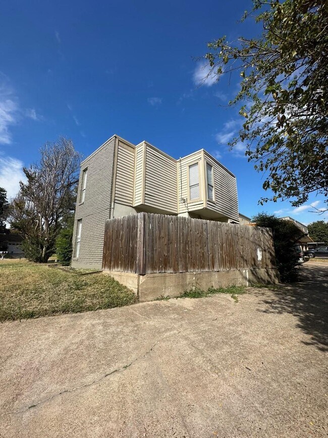 2160 Fleur De Lis Ct, Arlington, TX 76012 House Rental in Arlington