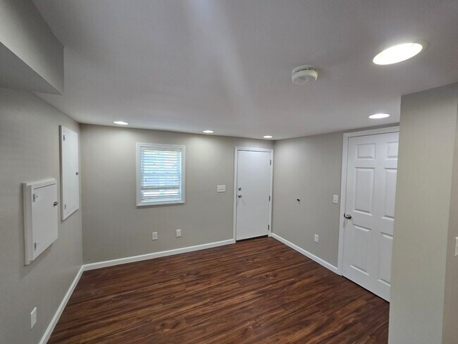 Building Photo - 4094 University Dr