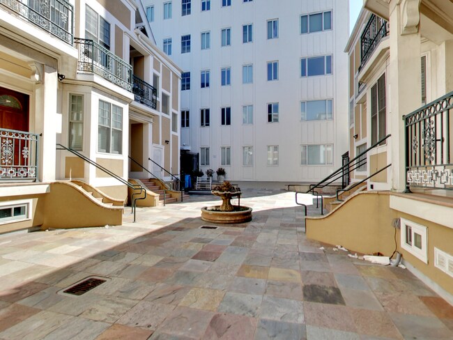 Building Photo - LOCATION LOCATION LOCATION!! The Heart of ...