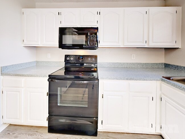 Foto del edificio - 900 Freshwood Ct