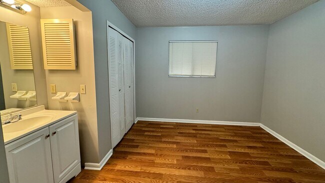 Building Photo - 2 Bedroom - 1 Bath Condo Available for Imm...