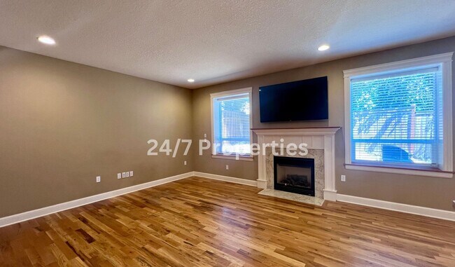 Building Photo - Large 4BD I 2.5BA Home - West Linn! $300 R...