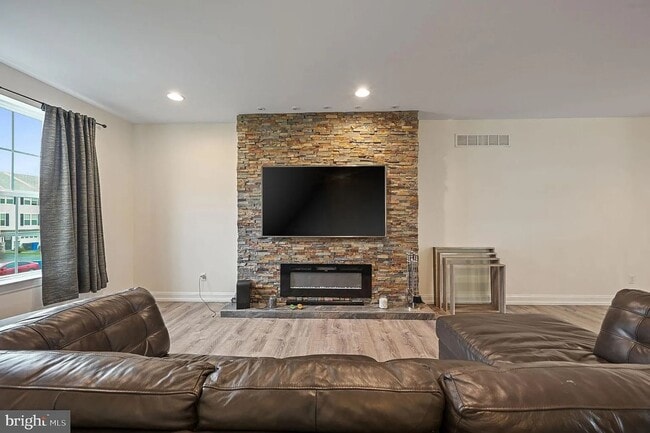 Building Photo - Spacious 3BR 3.5 Bath Townhome (Pet Friend...