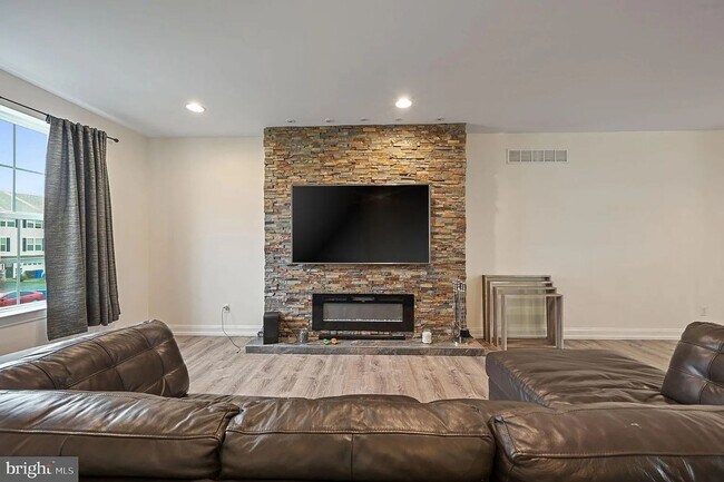 Foto del edificio - Spacious 3BR 3.5 Bath Townhome (Pet Friend...