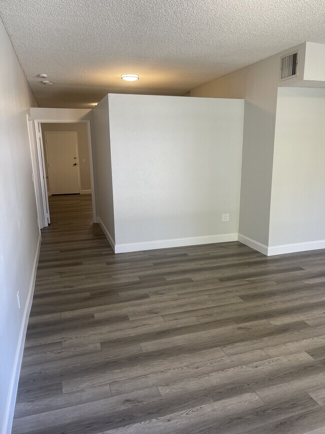 110- Espacio habitable/Salón - Goshen Apartments Brentwood