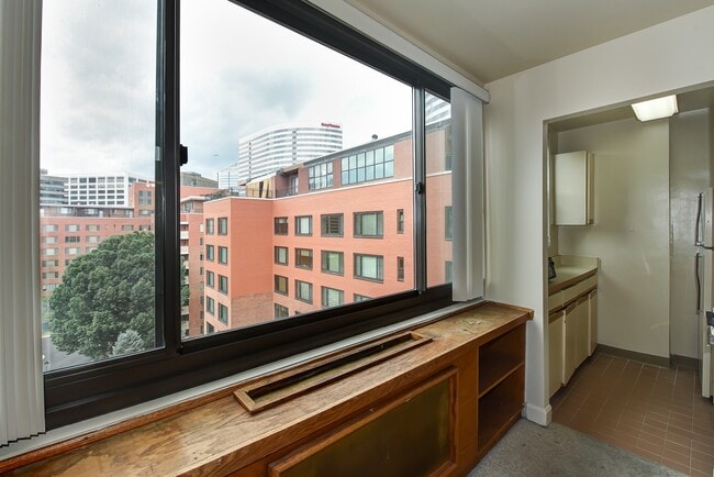 Building Photo - Spacious & Bright Studio at River Place East