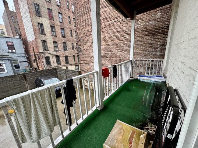 Foto del edificio - 3056 Perry Ave