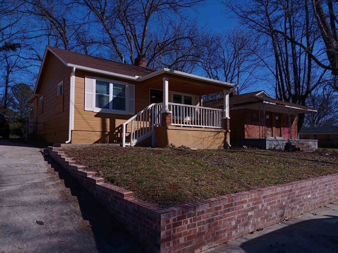 Primary Photo - 1004 Alaska St
