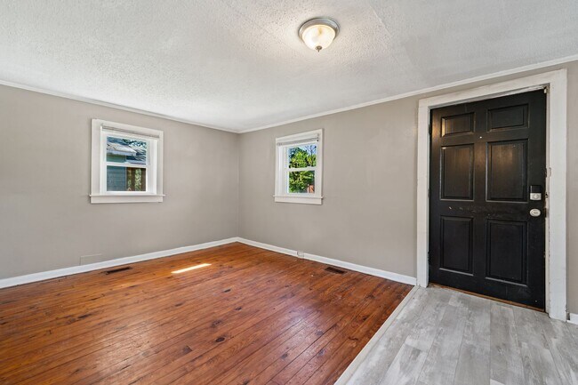 Building Photo - Available Now! Two Bedroom, 1 Bath in Conv...