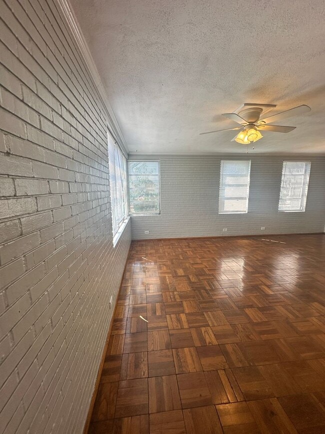 Building Photo - Beautiful 2bd/1bath Duplex