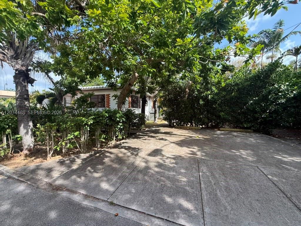 Foto del edificio - 631 NE 60th St